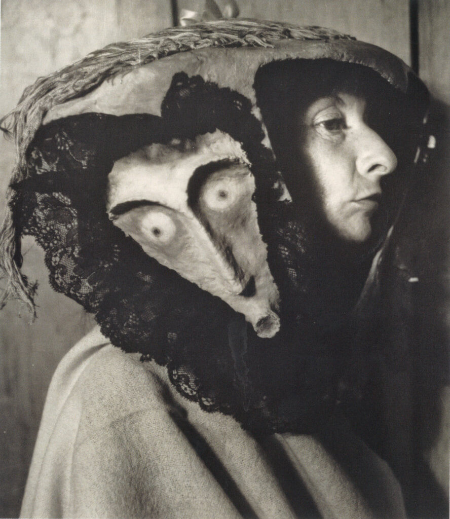 Kati Horna Remedios Varo in een masker van Leonora Carrington 888x1024